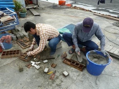 水泥澆灌與置放配重鋼條