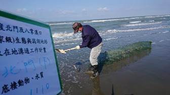 利用網具進行海岸底棲魚類、蝦、蟹分布調查